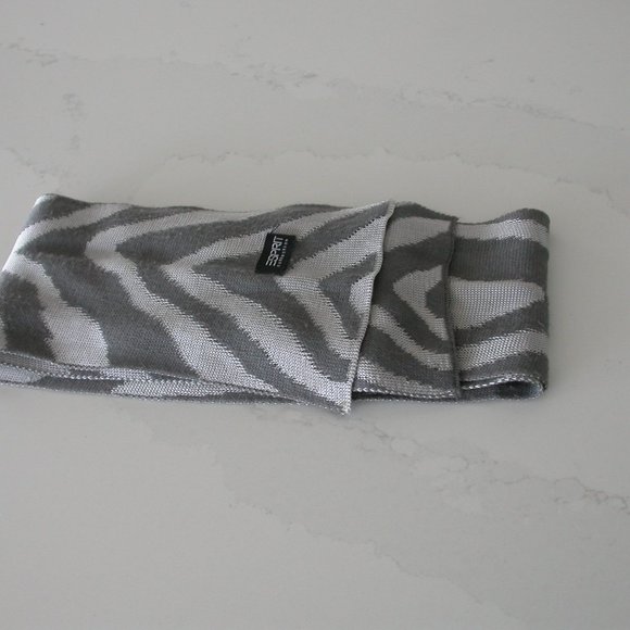 Grey and White Knit Chevron Scarf - Picture 3 of 4